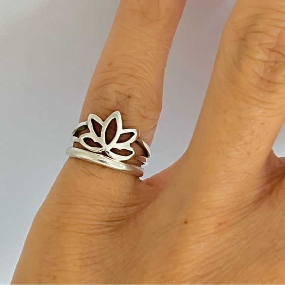 Sterling silver lotus toe ring, lotus midi ring, silver lotus ring, lotus ring - Picture 4 of 7